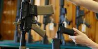 Dispositivo "bump fire" ao lado de arma semiautom&aacute;tica em loja de armas de Utah
04/10/2017
REUTERS/George Frey  Foto: Reuters