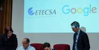 Diretor de estrat&eacute;gia e opera&ccedil;&otilde;es do Google em Cuba, Brett Perlmutter, e vice-presidente de investimento da Etecsa, Luis Adolfo Reyes, assinam documentos em Havana. 28/03/2019. REUTERS/Alexandre Meneghini.  Foto: Reuters