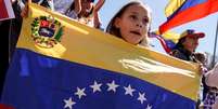 Garota segura bandeira da Venezuela durante protesto contra Nicol&aacute;s Maduro em Washington
16/03/2019 REUTERS/Joshua Roberts  Foto: Reuters