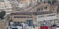 Navio sequestrado por migrantes desembarca em Malta  Foto: EPA / Ansa