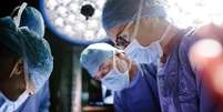 Um número crescente de pessoas viajam para fora de seus países para realizar procedimentos médicos  Foto: Getty Images / BBC News Brasil