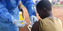 Agente de saúde congolês aplica vacina contra o Ebola em menino
18/08/2018
REUTERS/Olivia Acland  Foto: Reuters