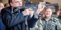 Presidente da República Jair Bolsonaro usa arma durante viagem oficial a Israel  Foto: Reprodução/Instagram Jair Bolsonaro / Estadão Conteúdo