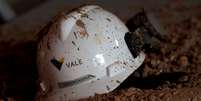Um capacete com a logo da Vale SA em uma barragem de rejeitos de propriedade da empresa, em Brumadinho. REUTERS/Washington Alves  Foto: Washington Alves / Reuters