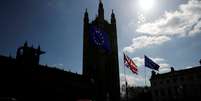 Bandeiras do Reino Unido e da União Europeia em frente às Casas do Parlamento, em Londres
26/03/2019
REUTERS/Alkis Konstantinidis   Foto: Reuters