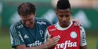 Nos treinos do Palmeiras, era comum ver Cuca e Tchê Tchê conversando - FOTO: Cesar Greco  Foto: Lance!