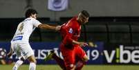 Victor Ferraz do Santos e Jobson do Red Bull Brasil durante partida valida pelas quartas de final do Campeonato Paulista de 2019  Foto: Rodrigo Gazzanel / Agência O Dia / Estadão