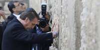 Bolsonaro no Muro das Lamentações, nesta segunda-feira; visita ao local ao lado de Netanyahu é vista por alguns como apoio tácito à soberania de Israel sobre Jerusalém Oriental  Foto: Reuters / BBC News Brasil