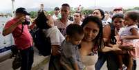 Pessoas atravessam a fronteira de Colômbia com Venezuela. REUTERS  Foto: Reuters