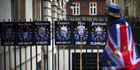 Manifestante anti-Brexit passa por cartaz de protesto em Londres
02/04/2019
REUTERS/Hannah Mckay  Foto: Reuters