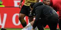 Paquetá sofreu uma lesão no tornozelo na última terça e teve que deixar o estádio de muletas (Miguel MEDINA/AFP)  Foto: LANCE!