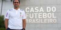 André Jardine assinou contrato com a CBF nesta quarta - FOTO: Lucas Figueiredo/CBF  Foto: LANCE!