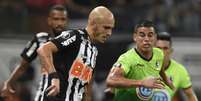 Fábio Santos , vaiado pela torcida, fez o gol da vitória para o Galo, de pênalti- DOUGLAS MAGNO / AFP  Foto: LANCE!