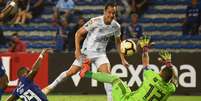 Com muita técnica Rodriginho marcou o seu terceiro gol na Libertadores em três partidas pelo Cruzeiro- RODRIGO BUENDIA / AFP  Foto: LANCE!
