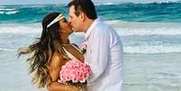 Duda Rodrigues e o marido Tarcísio Joaquim na cerimônia de casamento numa praia do Caribe  Foto: Divulgação