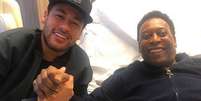 O atacante Neymar foi visitar Pelé no hospital em Paris  Foto: Instagram / Estadão Conteúdo