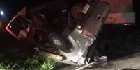 A caminhonete usada pelos suspeitos na fuga bateu numa carreta e capotou, durante persegui&ccedil;&atilde;o policial, na al&ccedil;a de acesso a Piracicaba, interior de S&atilde;o Paulo  Foto: Caco Ferry - Apoio PM/Divulga&ccedil;&atilde;o / Estad&atilde;o