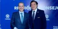 À esquerda, o novo presidente da CBF, Rogério Caboclo; à direita, o presidente da Conmebol, o paraguaio Alejandro Domínguez  Foto: Twitter Oficial / Conmebol / Estadão Conteúdo