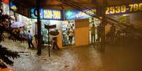 Forte chuva no bairro do Humaitá, Zona Sul do Rio de Janeiro, nesta segunda-feira  Foto: Vanessa Ataliba / Agência O Dia / Estadão