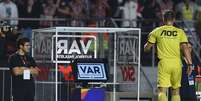 O &aacute;rbitro Vinicius Furlan consulta o VAR durante a primeira partida entre S&atilde;o Paulo e Palmeiras, pela semifinal do Campeonato Paulista 2019  Foto: SERGIO BARZAGHI / Gazeta Press