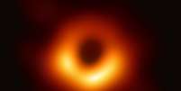 A primeira imagem da história de um buraco negro: ele está cercado pelo brilho de gases atraídos pela gravidade  Foto: EHT Collaboration / BBC News Brasil