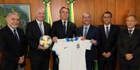 Bolsonaro recebe camisa branca da Seleção em visita de Infantino e Caboclo (Foto: Marcos Corrêa/PR)  Foto: LANCE!