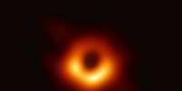 A luz avermelhada da matéria atraída para o buraco negro permitiu observar o fenômeno pela primeira vez  Foto: ANSA / Ansa - Brasil