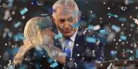 Netanyahu e sua esposa, Sara, comemoram resultado de eleições  Foto: EPA / Ansa - Brasil