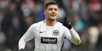 Aos 21 anos, Jovic está na mira de gigantes da Europa como Barcelona, Real Madrid e Bayern de Munique (Divulgação)  Foto: Lance!