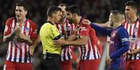 Diego Costa sofreu quatro jogos de gancho por segurar os braços do árbitro e mais quatro por insultar o mesmo (AFP)  Foto: Lance!