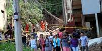 Pessoas deixam local de desabamento de dois pr&eacute;dios em Muzema, no Rio de Janeiro
12/04/2019
REUTERS/Ricardo Moraes  Foto: Reuters