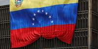 Bandeira da Venezuela em prédio em Caracas
1103/2013 REUTERS/Tomas Bravo  Foto: Reuters