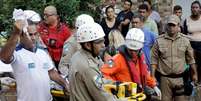 Uma pessoa é levada em uma maca após um prédio desmoronar na comunidade de Muzema, Rio de Janeiro. REUTERS/Ricardo Moraes  Foto: Reuters