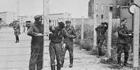 As autoridades da Alemanha Oriental começaram a erguer de forma abrupta o muro de Berlim em 1961  Foto: Getty Images / BBC News Brasil