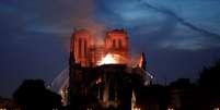 Bombeiros tentam conter as chamas na catedral de Notre-Dame  Foto: Reuters / BBC News Brasil