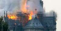 Catedral de Notre-Dame, com mais de 850 anos, foi consumida pelo fogo nesta segunda-feira  Foto: AFP / BBC News Brasil