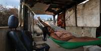 Venezuelan Belki Contreras em rede dentro de ônibus abandonado perto de Pacaraima, na fronteira com a Venezuela
13/04/2019
REUTERS/Pilar Olivares  Foto: Reuters