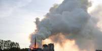 Incêndio na Catedral de Notre Dame, em Paris  Foto: Julie Carriat / Reuters