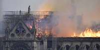 Catedral de Notre-Dame foi consumida por um incêndio na noite desta segunda-feira (15)  Foto: EPA / Ansa - Brasil