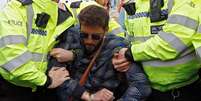 Policiais prendem manifestantes que bloquearam vias de Londres
16/04/2019
REUTERS/Peter Nicholls  Foto: Reuters