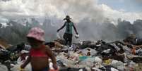 Venezuelanos reviram lixo em aterro sanitário em Pacaraima, Roraima
13/04/2019 REUTERS/Pilar Olivares   Foto: Reuters