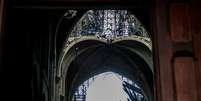 A parte interior da catedral de Notre-Dame, após o incêndio  Foto: Christophe Petit Tesson/Pool / via Reuters