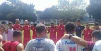 Jogadores do Bragantino-PA fazem oração durante treinamento  Foto: @Bragantinoclubedoparaoficial/ Facebook oficial