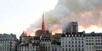 Fumaça sobe durante incêndio na catedral de Notre Dame, em Paris. 15/4/2019. REUTERS/Benoit Tessier -   Foto: Reuters