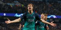 Fernando Llorente comemora terceiro gol do Tottenham que, embora tenha perdido para o Manchester City, se classificou para a semifinal da Liga dos Campeões da Europa. REUTERS/Andrew Yates   Foto: Reuters