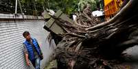 Homem passa por árvore derrubada após terremoto em Taipé
18/04/2019
REUTERS/Tyrone Siu  Foto: Reuters