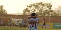 Jogadores do Toledo comemoram vitória na primeira partida da final estadual  Foto: Gisele Pimenta/FramePhoto / Gazeta Press