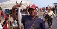 Centenas de pessoas vão ao mercado de Los Cocos de Puerto La Cruz para trocar produtos por peixes  Foto: Mohamed Madi / BBC News Brasil