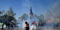 Manifestantes do movimento coletes amarelos entram em confronto com a polícia em Paris. 20/4/2019. REUTERS/Gonzalo Fuentes - RC187683F580  Foto: Reuters