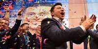 Volodymyr Zelenskiy interpreta personagem que acidentalmente vira presidente da Ucrânia; ele foi eleito neste domingo, segundo boca de urna  Foto: Getty Images / BBC News Brasil